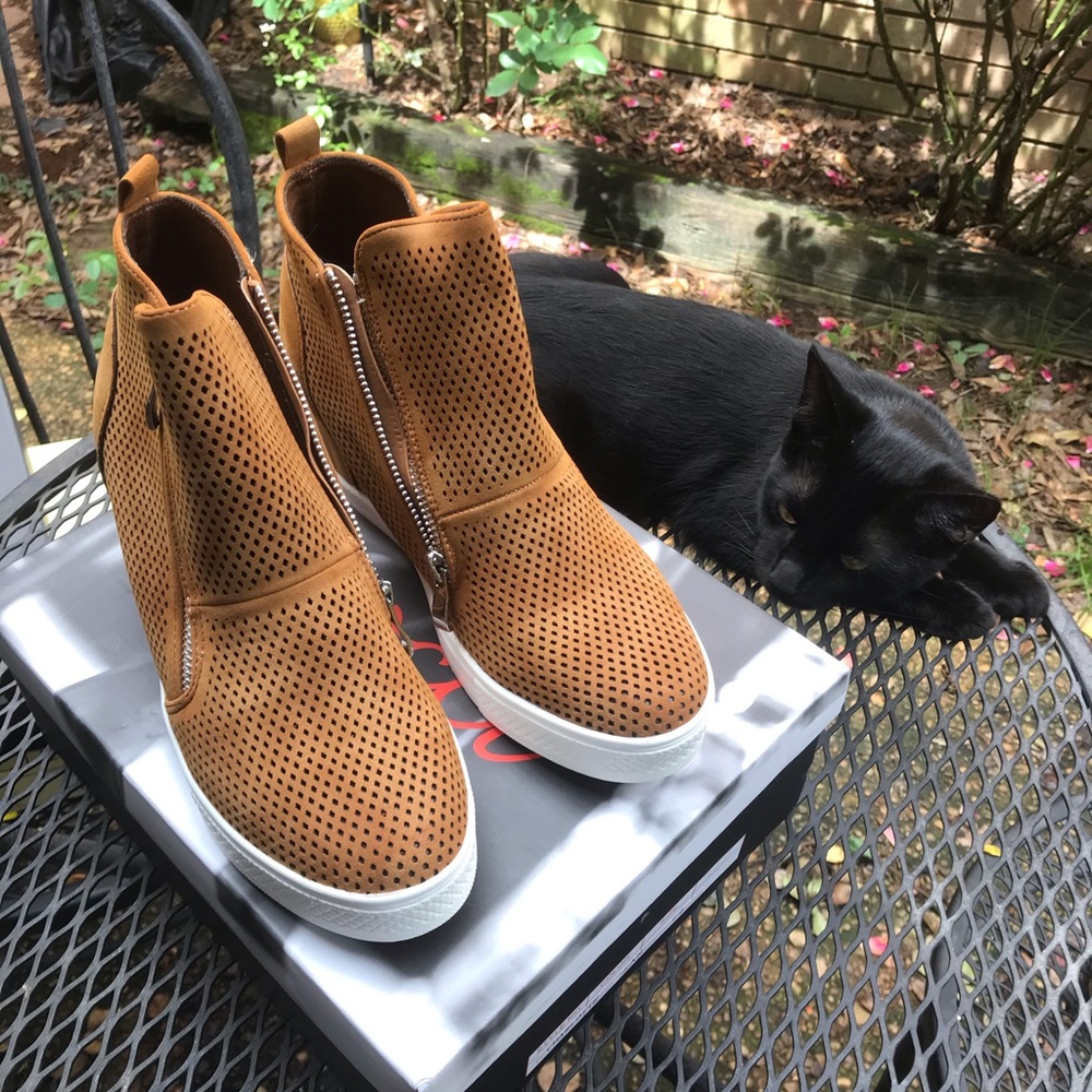 NWOT Casual Hi-top Shoes